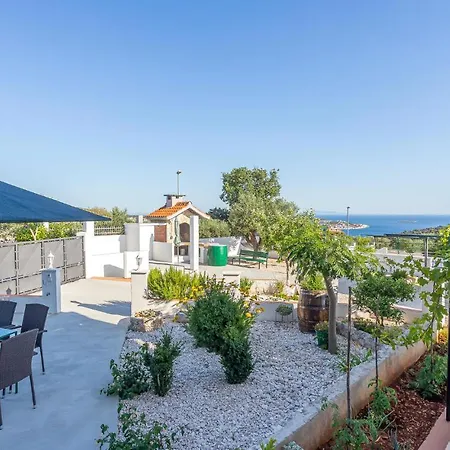 Holiday Home - Five-Bedroom Holiday Home Kanica With Sea View Sevid