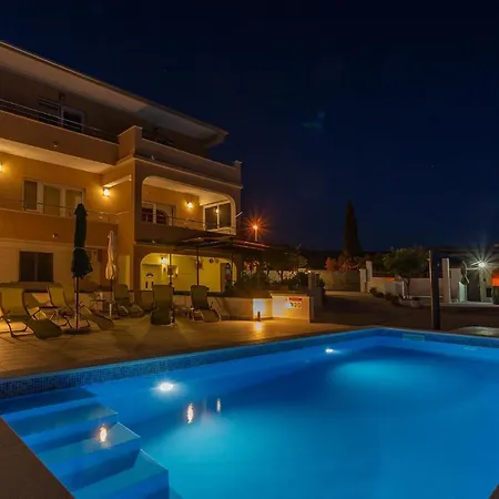 Holiday Home - Five-Bedroom Holiday Home Kanica With Sea View