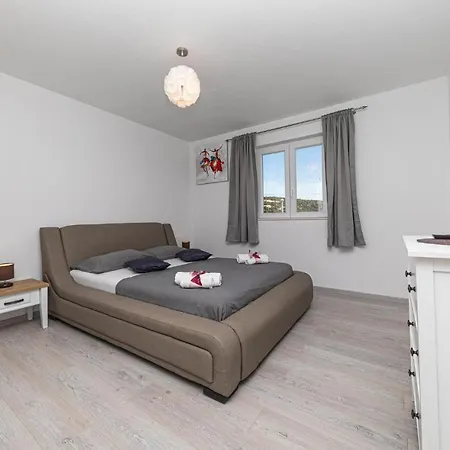 Holiday Home - Five-Bedroom Holiday Home Kanica With Sea View * Sevid