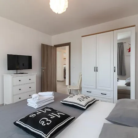 Holiday Home - Five-Bedroom Holiday Home Kanica With Sea View Vakantiehuis *