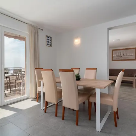 Vakantiehuis Holiday Home - Five-Bedroom Holiday Home Kanica With Sea View Sevid