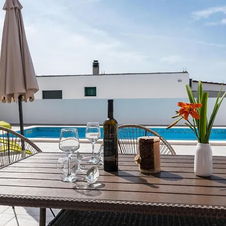 Holiday Home - Five-Bedroom Holiday Home Kanica With Sea View