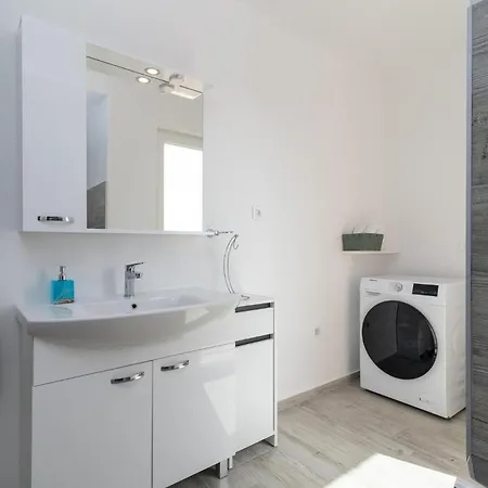 Holiday Home - Five-Bedroom Holiday Home Kanica With Sea View *