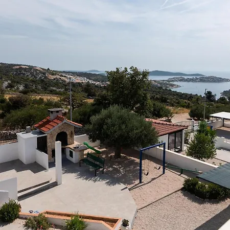 Vakantiehuis Holiday Home - Five-Bedroom Holiday Home Kanica With Sea View Sevid