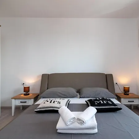Holiday Home - Five-Bedroom Holiday Home Kanica With Sea View