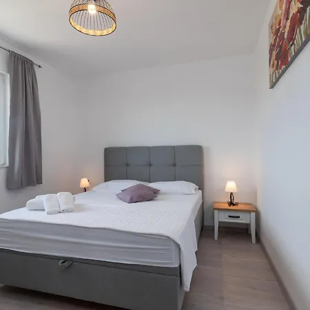Vakantiehuis Holiday Home - Five-Bedroom Holiday Home Kanica With Sea View Sevid