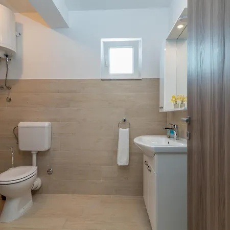 Vakantiehuis Holiday Home - Five-Bedroom Holiday Home Kanica With Sea View