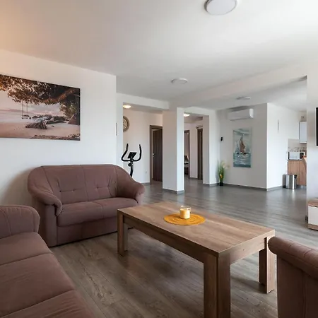 Vakantiehuis Holiday Home - Five-Bedroom Holiday Home Kanica With Sea View Sevid