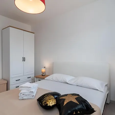 Vakantiehuis Holiday Home - Five-Bedroom Holiday Home Kanica With Sea View Sevid