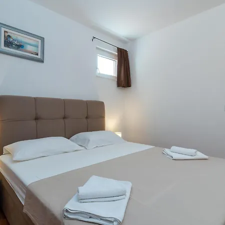 Holiday Home - Five-Bedroom Holiday Home Kanica With Sea View Vakantiehuis
