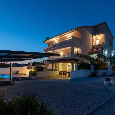 Holiday Home - Five-Bedroom Holiday Home Kanica With Sea View Vakantiehuis Sevid