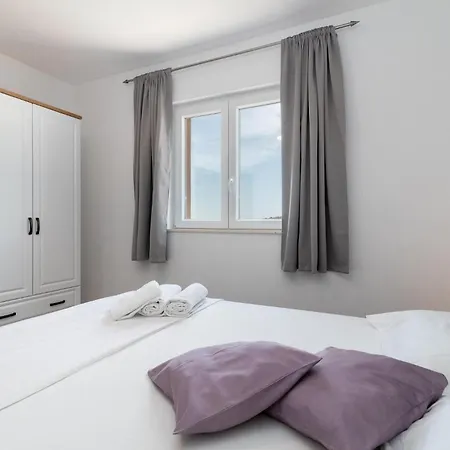 Holiday Home - Five-Bedroom Holiday Home Kanica With Sea View * Sevid