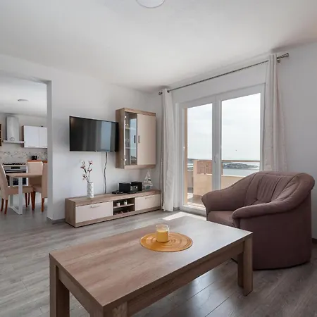 Vakantiehuis Holiday Home - Five-Bedroom Holiday Home Kanica With Sea View Sevid